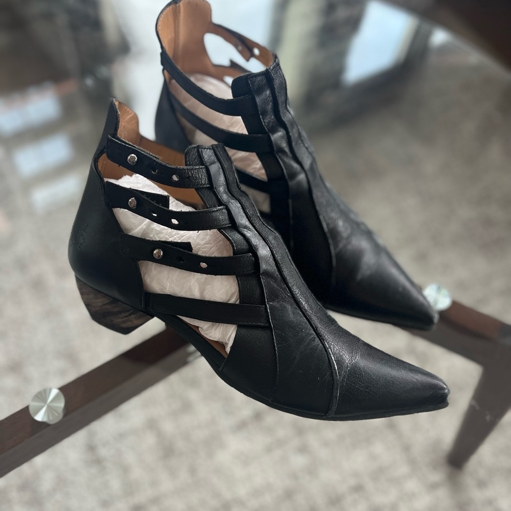 John Fluevog Truth Bekkie Black 
Strappy Leather Gorh Designer Ankle Boots Sz 8 - Picture 7 of 17